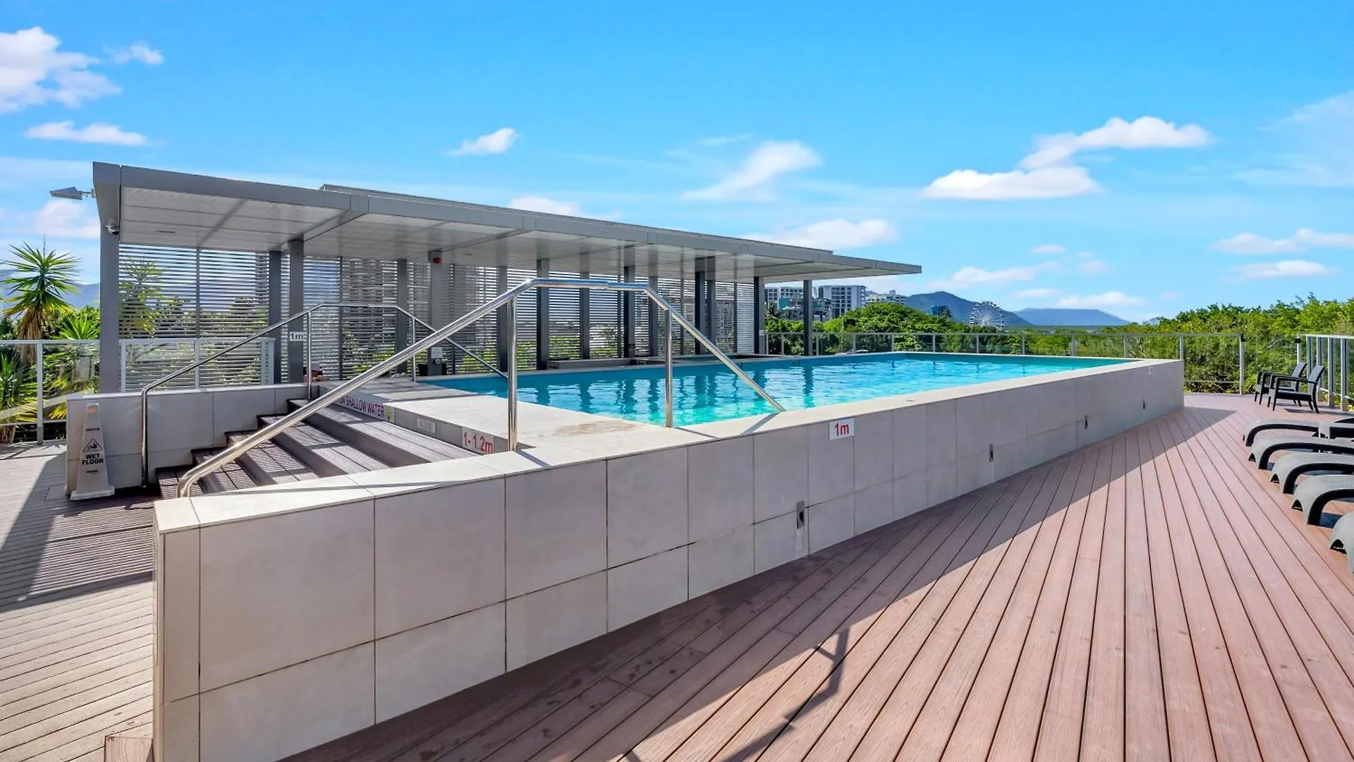 Waters Edge At Harbour Lights - Poolside Convenience Apartment Cairns Australia