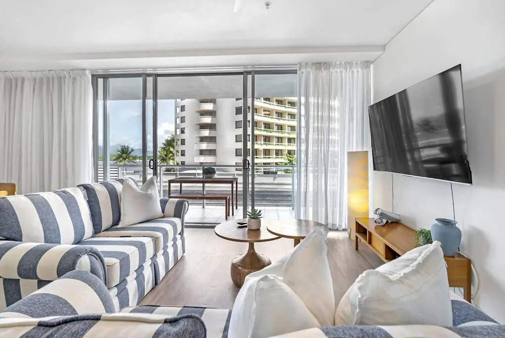 Waters Edge At Harbour Lights - Poolside Convenience Apartment Cairns