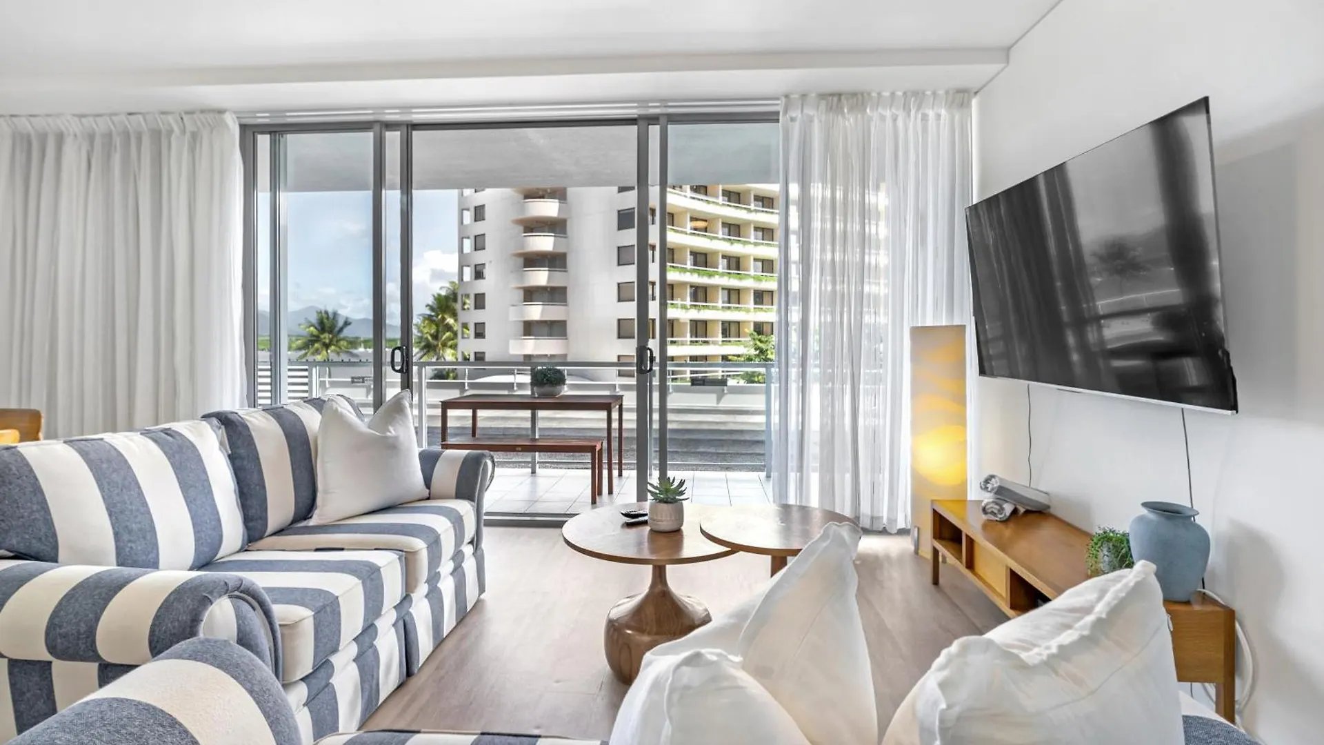 Waters Edge At Harbour Lights - Poolside Convenience Apartment Cairns 0*,  Australia