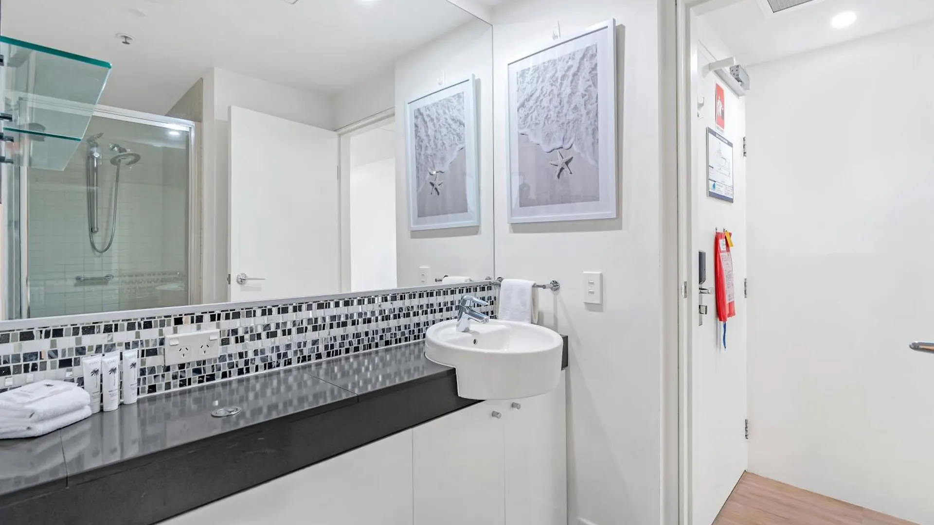 Waters Edge At Harbour Lights - Poolside Convenience Apartment Cairns