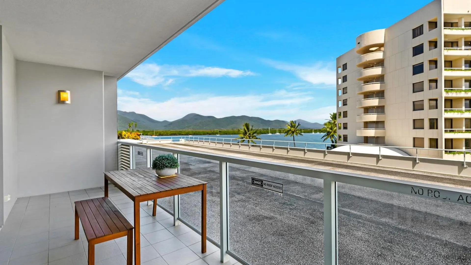 Waters Edge At Harbour Lights - Poolside Convenience Apartment Cairns Australia