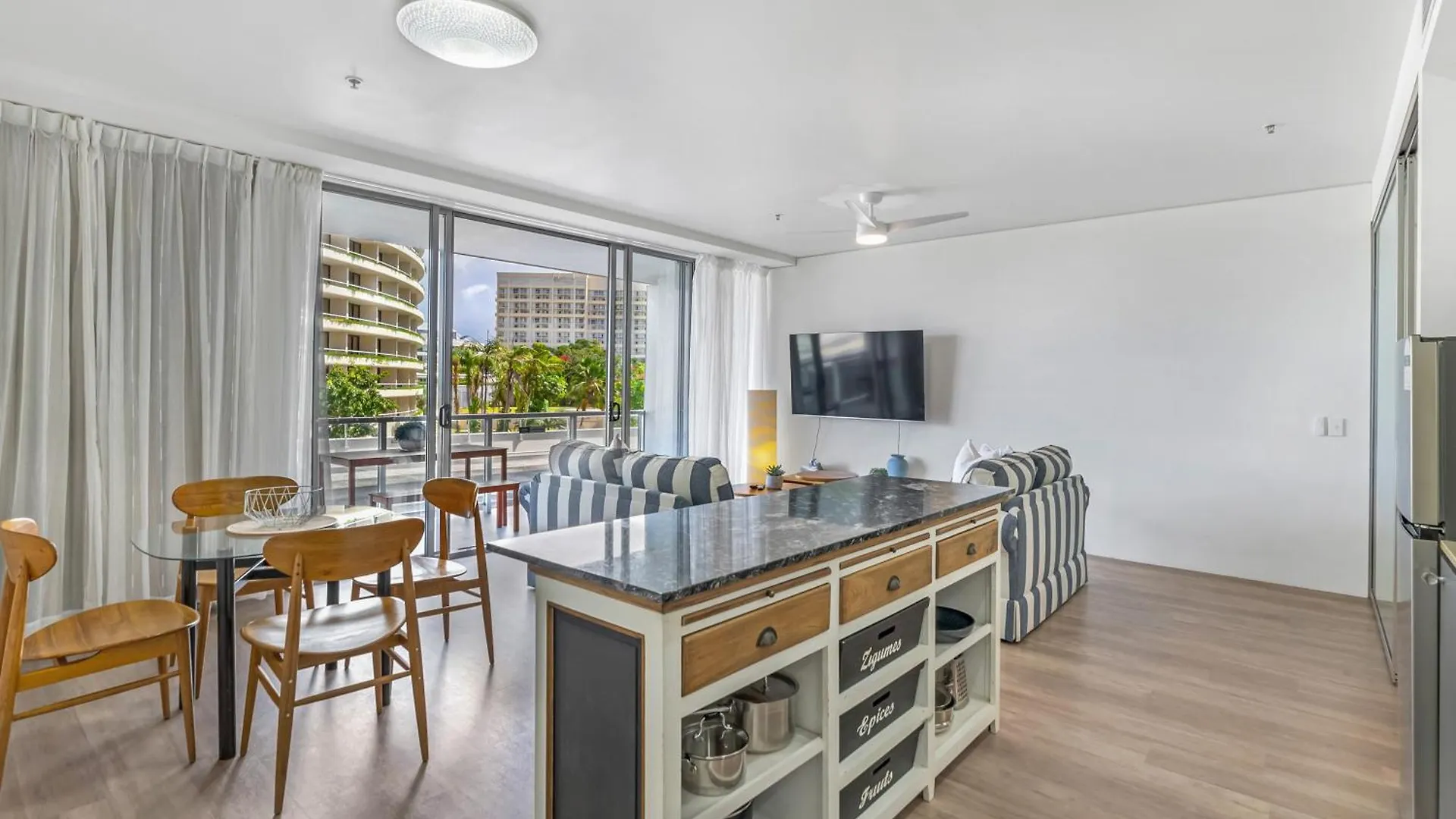 Waters Edge At Harbour Lights - Poolside Convenience Apartment Cairns