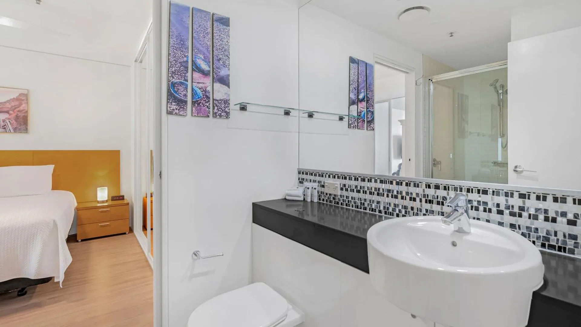 Waters Edge At Harbour Lights - Poolside Convenience Apartment Cairns Australia
