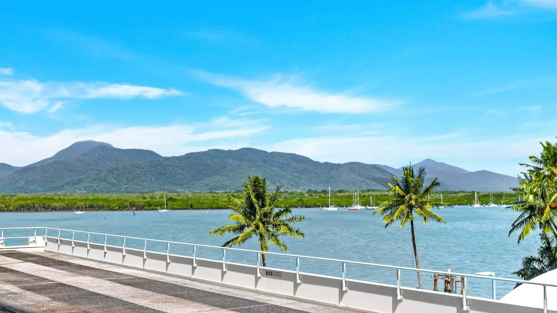 Waters Edge At Harbour Lights - Poolside Convenience Apartment Cairns 0*,