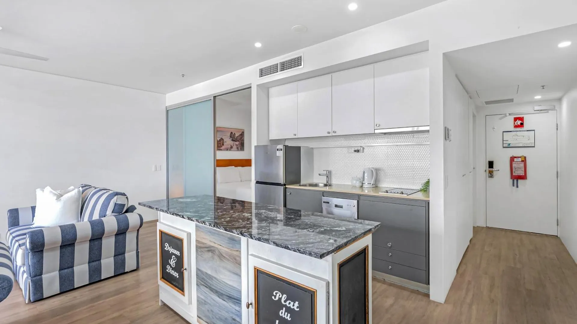Waters Edge At Harbour Lights - Poolside Convenience Apartment Cairns