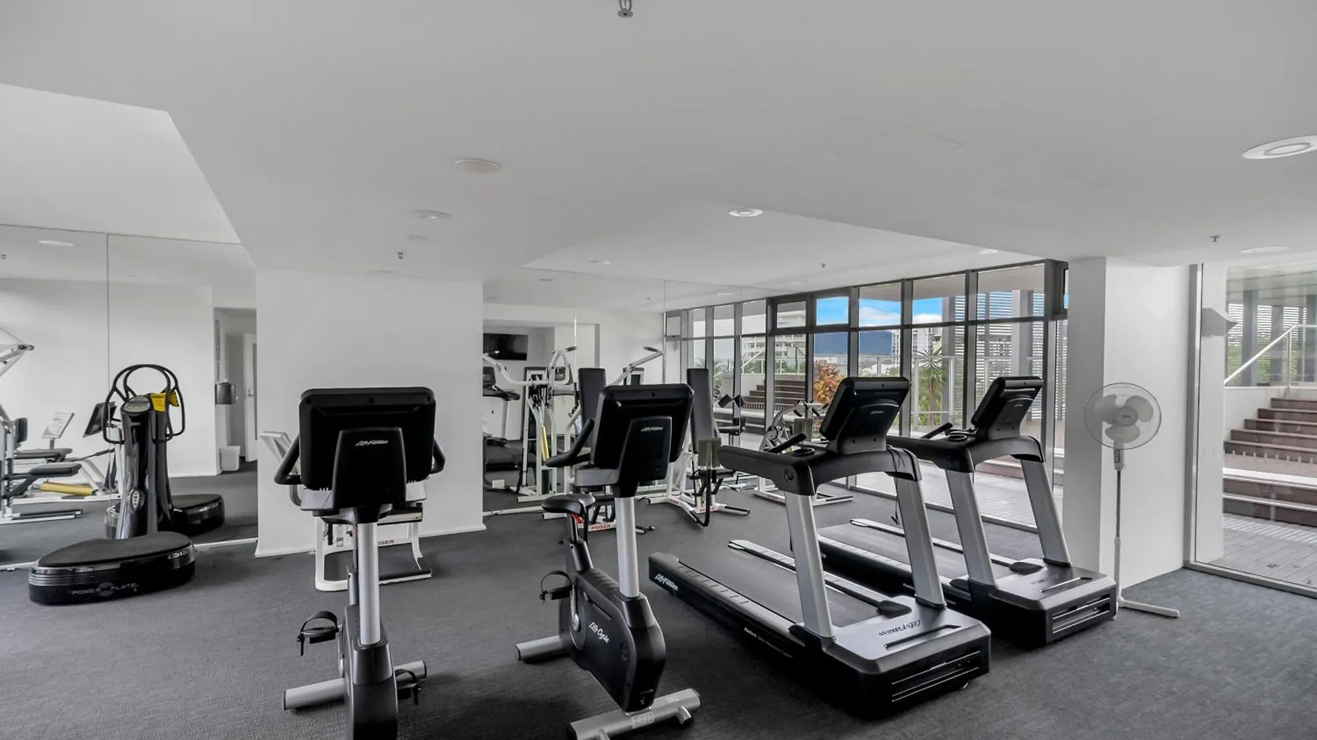 Waters Edge At Harbour Lights - Poolside Convenience Apartment Cairns