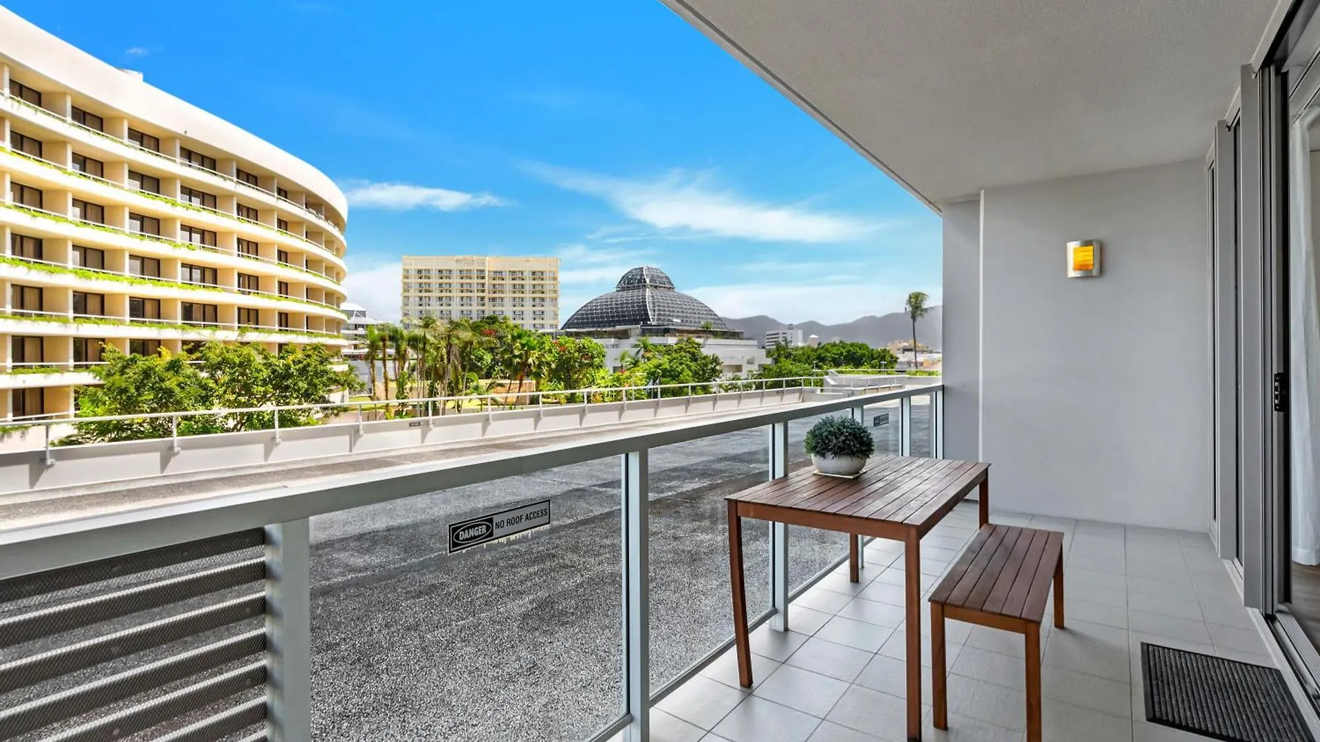 Waters Edge At Harbour Lights - Poolside Convenience Apartment Cairns Australia