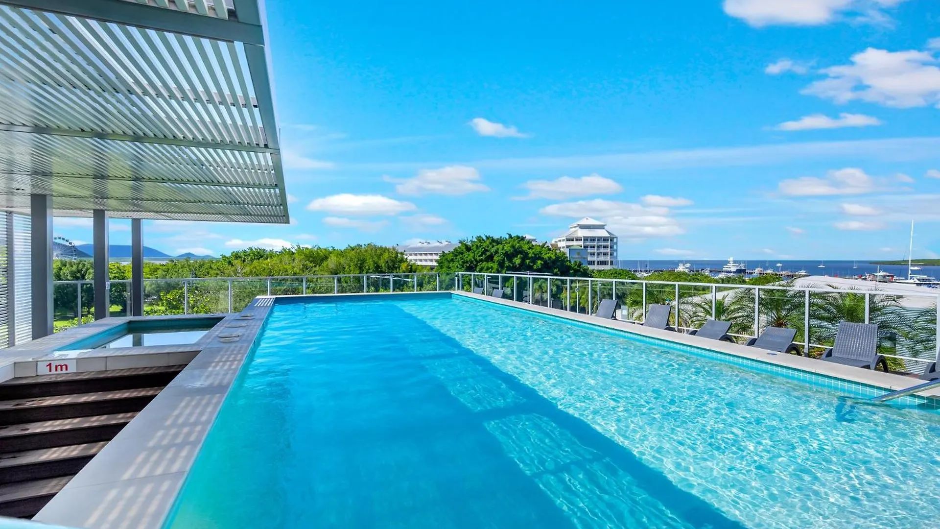 Waters Edge At Harbour Lights - Poolside Convenience Apartment Cairns