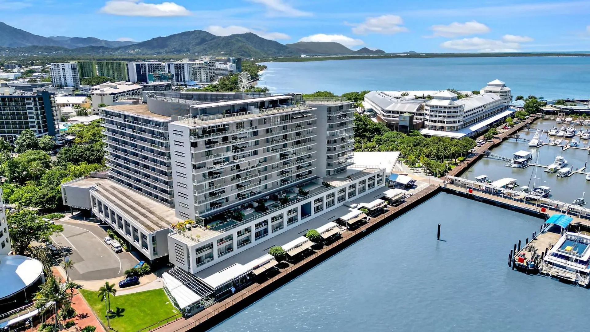 Waters Edge At Harbour Lights - Poolside Convenience Apartment Cairns